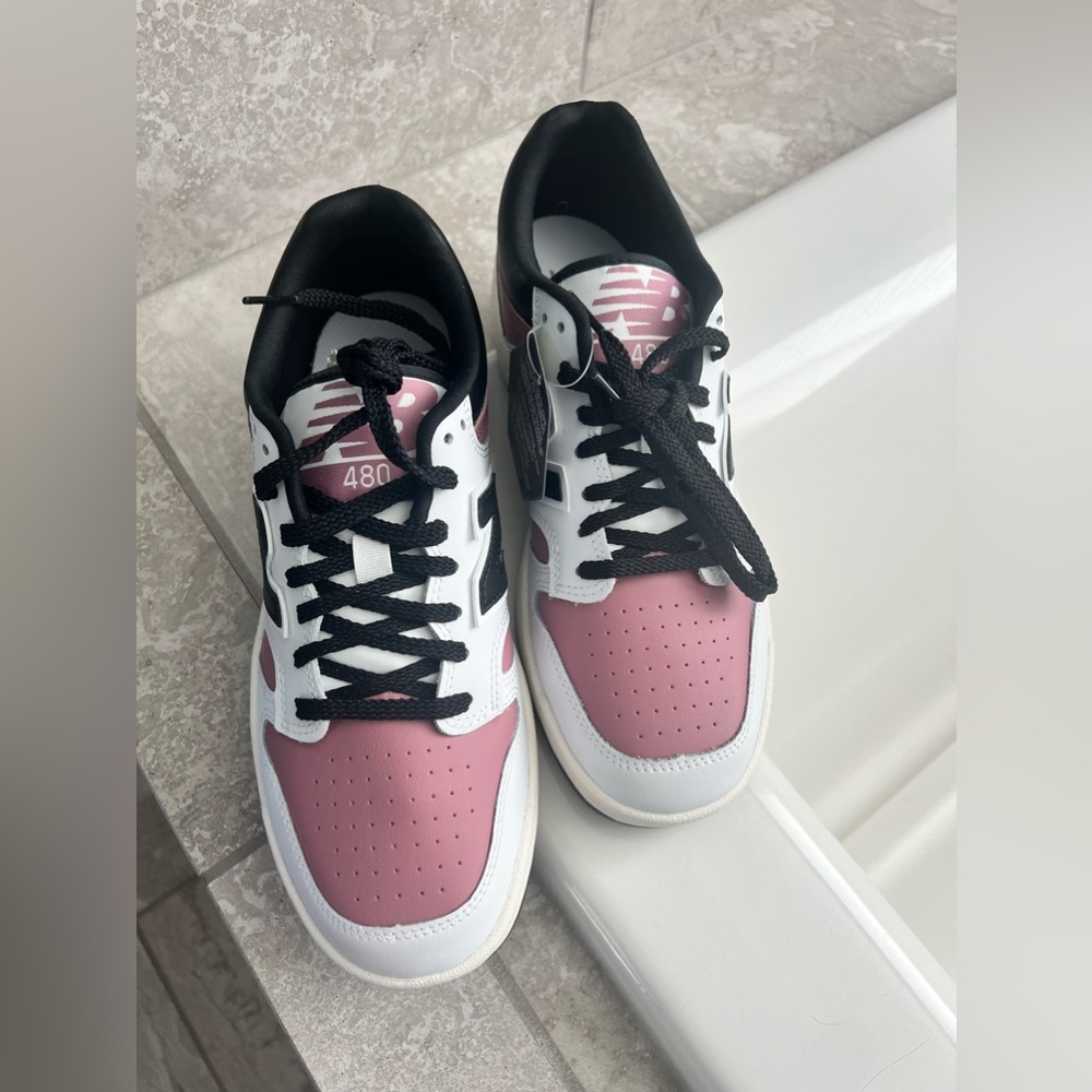 NWT New Balance White and pink sneakers.